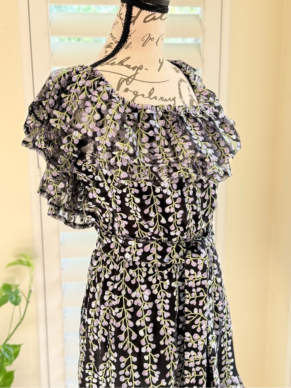 Kensie Black Purple Floral Embroidered Off Shoulder Ruffle Mini Dress Size 6 EUC